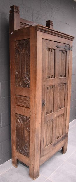 null Oak standing man made of carved panels with gothic napkin folds . Ht 200 cm...