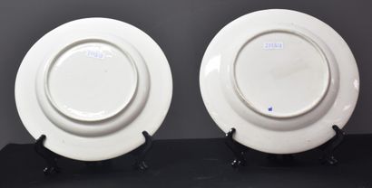 null Deux assiettes en porcelaine de Tournai à décors de prix de tir.