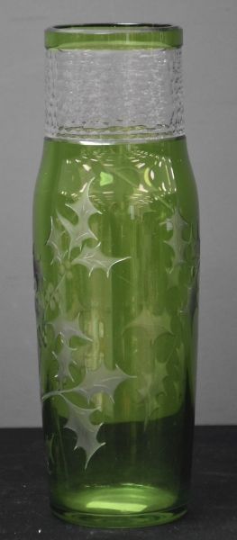 null Rare vase en cristal du Val Saint Lambert à décor gravé de baies et de houx,...