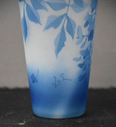 null 瓦尔-圣-兰伯特多层玻璃花瓶，酸蚀叶子装饰。

维也纳模式。

浅蓝色调。

签名VSL在装饰。

高19.5厘米。