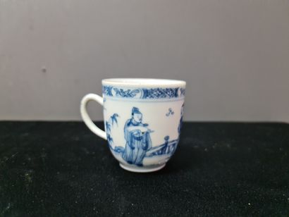 null Tasse XVIII ème siècle en porcelaine de Chine blanc à décor de sages. Ht 6 ...