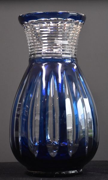 null 
春天的花瓶Val Saint Lambert白色/蓝色。磨损，颈部和底部有轻微划痕 。以前装的是灯。高35厘米。边缘有小缺口。

