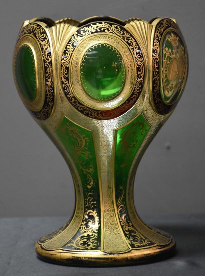 null 雕刻的金色水晶制成的圣杯形花瓶。

边框上有轻微的划痕。高度22厘米。