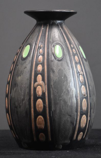 Charles Catteau ( 1880 - 1966 ) Charles Catteau ( 1880 - 1966 ). Vase en grès africanisant...