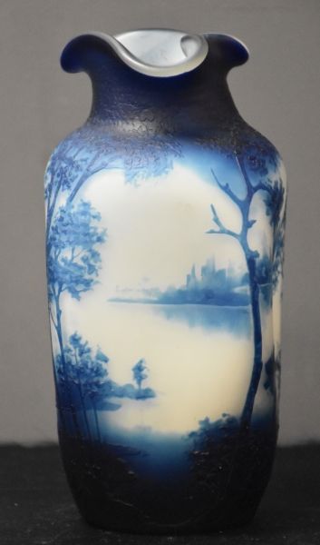 null 罕见的Val Saint Lambert四角形艺术花瓶，多层次的蓝色漆器装饰，无酸。

装饰底部的半透明和风格化的VSL签名。

高20厘米。