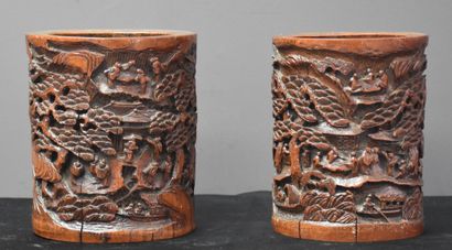 null Paire de pots à pinceaux chinois en bambou sculpté XIX ème siècle. Ht 18 cm...