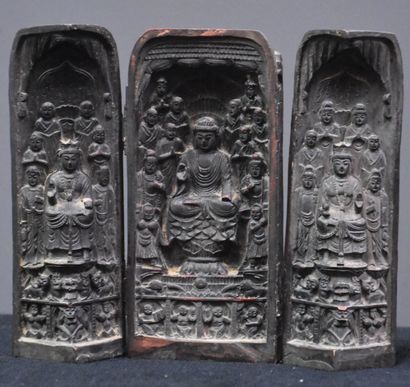 null Petit autel triptyque à décor de bouddha sculpté sur fleur de lotus. Nombreux...