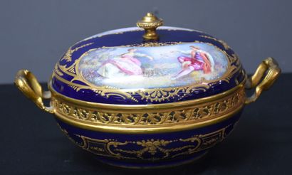 null Bonbonnière en porcelaine de Sèvres à fond bleu et or à décors romantiques peints....