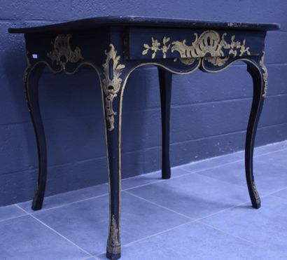 null Small regency table with black and gold patina.Ht 70 cm. Shelf 83 x 67 cm. 

One...