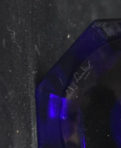 null 来自Val Saint Lambert的切割水晶花瓶，饰有"La danse de Flore"。

罕见的钴蓝色背景。

高26厘米。