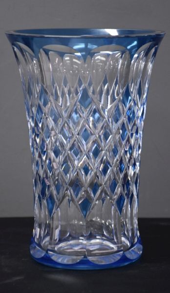 null Vase en cristal taillé du val-saint-lambert. Ht 25 cm.