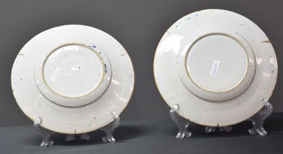 null Paire d'assiettes en Delft XVIII ème à décor de chinois.

Ø 23 cm. ( très léger...