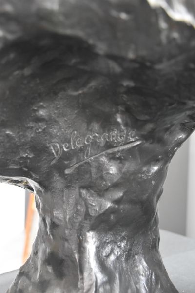 null Buste de gitane en bronze à patine verte foncée signé Delagrange. Ht 60 cm.