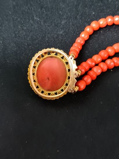 null Collier avec camée, corail et or 18K. Poids total : 29 grammes.