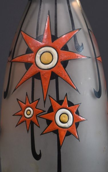 null Paul Bernard Gobena.珐琅彩星形装饰的花瓶。高31.5厘米.