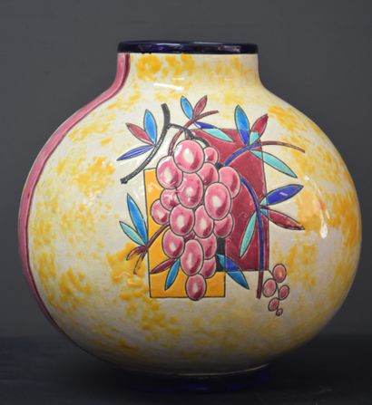 null Vase Boch Kéramis en émaux à décor de grappes de fruits. Ht :24 cm.