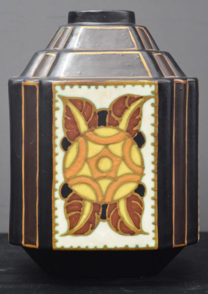 null Vase Boch Keramis Forme Géométrique à décor mat finish. Ht : 27cm Décor 111...