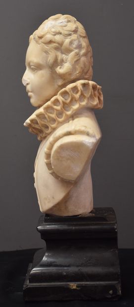 null Buste de jeune noble en marbre blanc, Italie vers 1600. Ht totale : 38 cm. Ht...