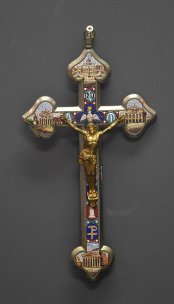 null Crucifix en bronze argenté agrémenté de quatre mosaïques sur le thème des monuments...