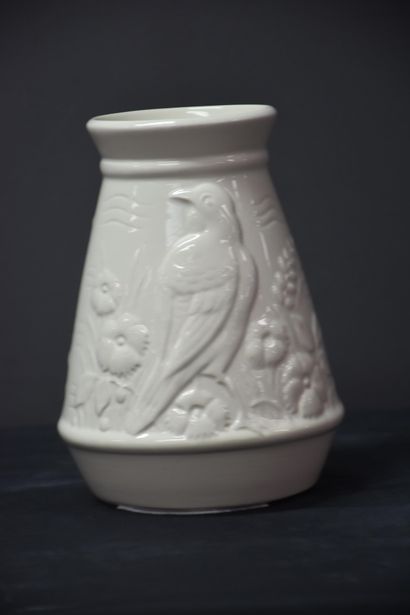 null Boch Kéramis. Rare vase monochrome blanc à décor d' oiseaux en relief. Ht 17...