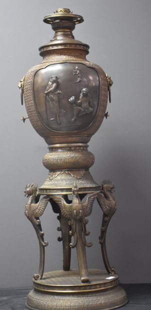null Imposante lampe chinoise en bronze ciselé. Pied tripode signé. Ht : 77 cm.