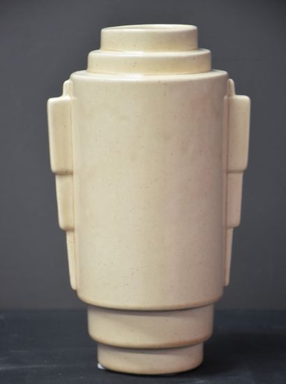 null Boch Kéramis. Rare vase monochrome blanc à gradins. Ht 23 cm. Forme : 1268