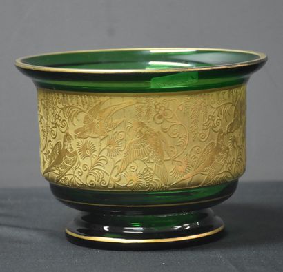 null Vase en cristal de Bohème vers 1920 à décor gravé à l’acide et doré Ht: 13 ...
