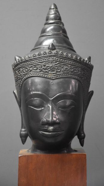 null Tête de divinité asiatique en bronze ancien. Cambodge ? Ht tête : 28 cm.