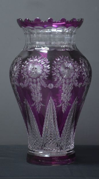 null Vase en cristal richement taillé du Val Saint Lambert. Ht : 36 cm.