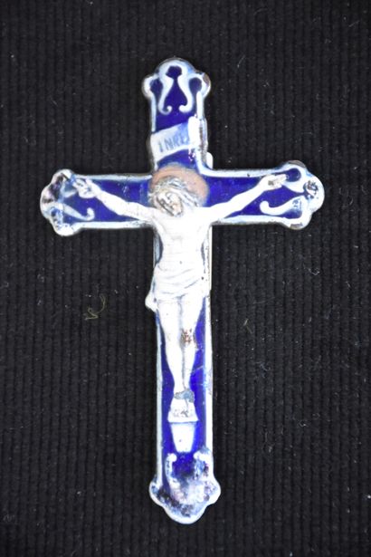 null Crucifix XVIII ème en argent émaillé d'un Christ en croix. Ht : 10 cm.