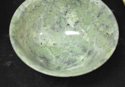null Série de 4 bols chinois en jade "épinard ". 4 x 7 cm.