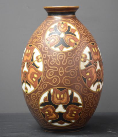 null Vase Boch Kéramis atelier Catteau à décor mat finish. D 1093. Ht: 30cm