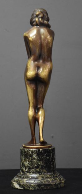 null Bronze vers 1920, nu féminin sur socle rond en marbre. Ht totale : 34 cm. Ht...