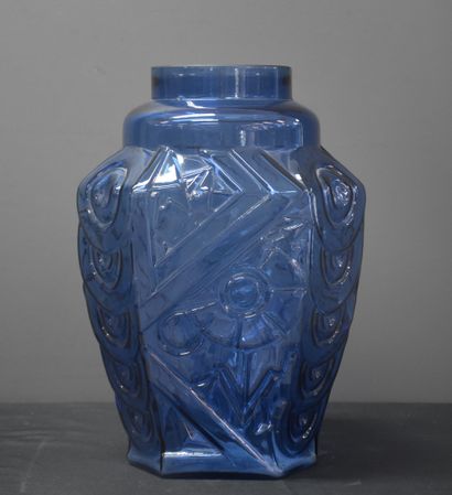null Vase en verre moulé manufacture de Scailmont Manage. Ht : 32 cm.