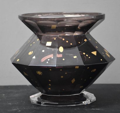 null Vase en cristal taillé du Val Saint Lambert de couleur manganèse à décor doré....