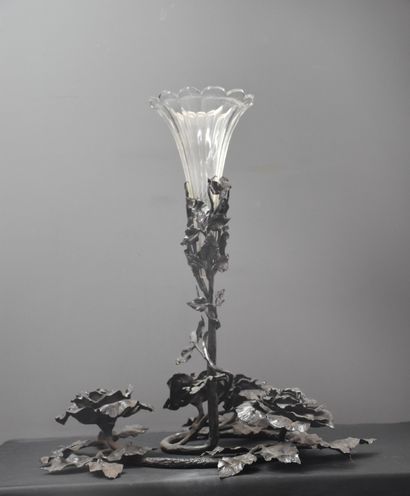 null Tulipière en fer forgé et cristal taillé vers 1900. Ht : 51 cm.