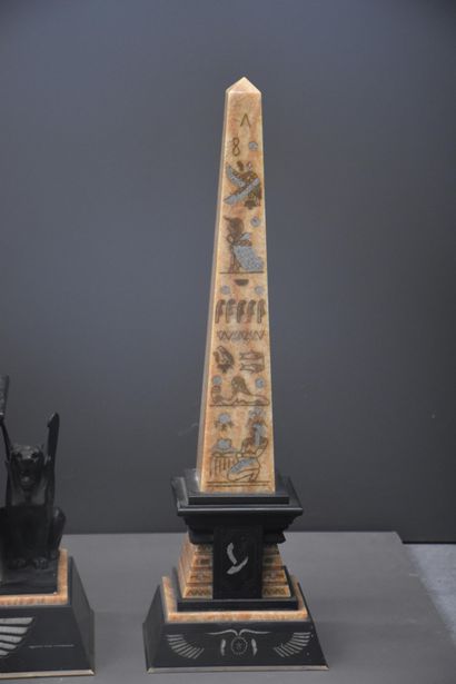 null Egyptomania. Garniture de cheminée en marbre et bronze sur le thème de l'Égypte...