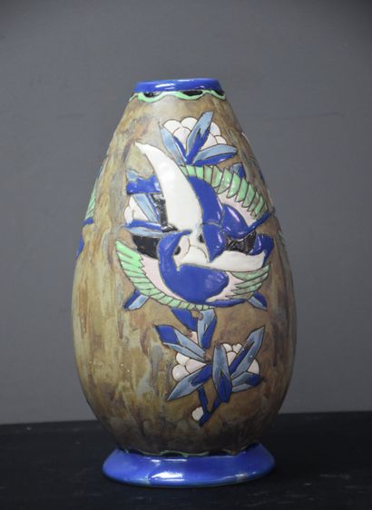 null Vase Boch Kéramis en grès à décor émaillé d'oiseaux. Ht : 29 cm.