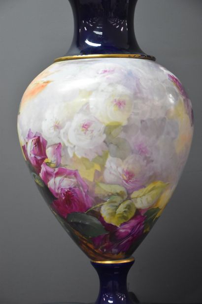 null Vase couvert en porcelaine à décor floral sur la panse. Ht : 64 cm. ( Nécessite...