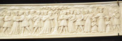 null Plaque en ivoire sculpté d'une frise en bas-relief représentant une réjouissance...