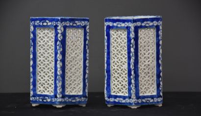 null Paire de vases hexagonaux en porcelaine de Chine XIXème. 17 cm. (6.69 in.)