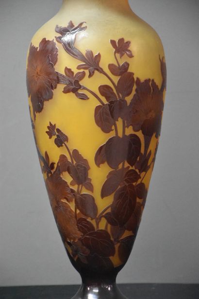 Emile Gallé (1846-1904). Emile Gallé (1846-1904), Attribué à. Vase balustre à décor...
