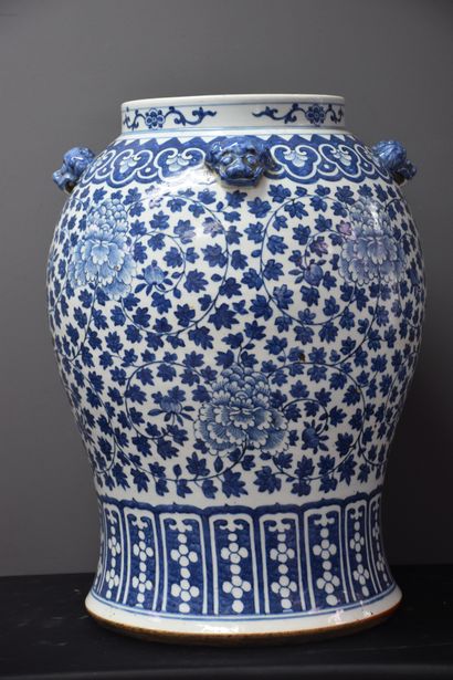 null Importante potiche en porcelaine de Chine à décor blanc-bleu de végétaux et...