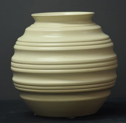 null Boch Kéramis. Rare vase monochrome blanc. Ht 20 cm. Forme : 1280