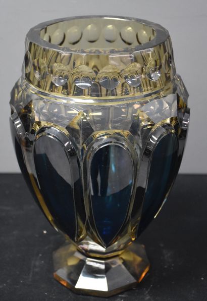 null Rare vase art déco en cristal taillé topaze et bleu du Val Saint Lambert. Porte...