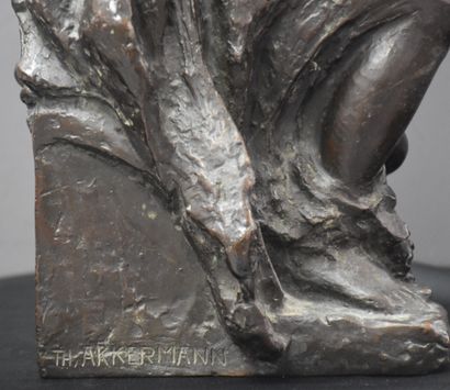 Théo Akkermann (1907-1982) Théo Akkermann (1907-1982). Bronze à patine brune. Maternité...