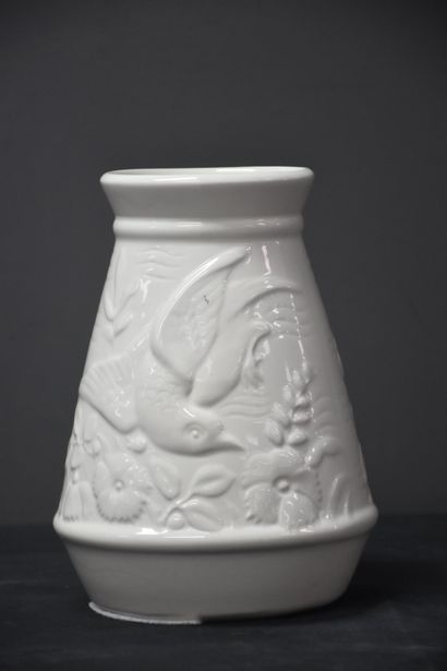 null Boch Kéramis. Rare vase monochrome blanc à décor d' oiseaux en relief. Ht 17...