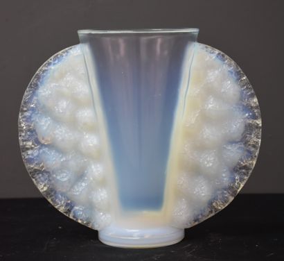 Pierre D'Avesn (1901-1990). 
Pierre D'Avesn (1901-1990). Vase art déco en verre opalescent....
