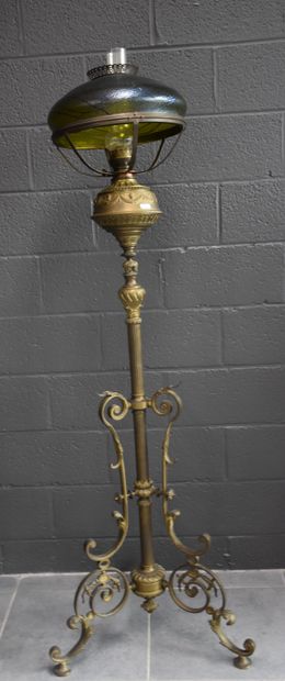 null Lampadaire en bronze 1900 avec abat-jour en verre type Lutz. Ht : 165 cm.