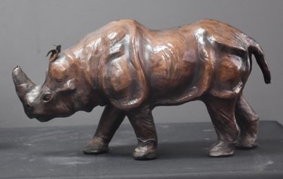 null Rhinocéros en cuir XX ème et une paire de profils africains en bronze vers 1940...
